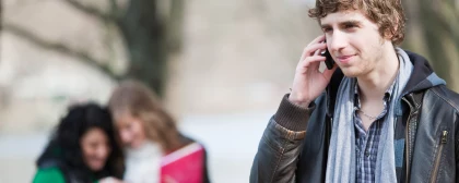 Junger Mann am Telefon Junger Mann am Telefon