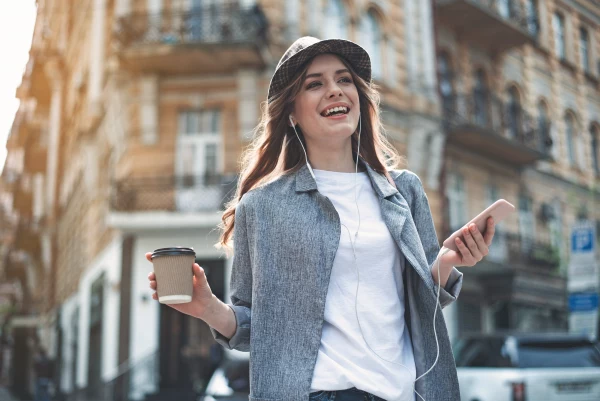 Lachende Frau mit Handy Lachende Frau mit Handy